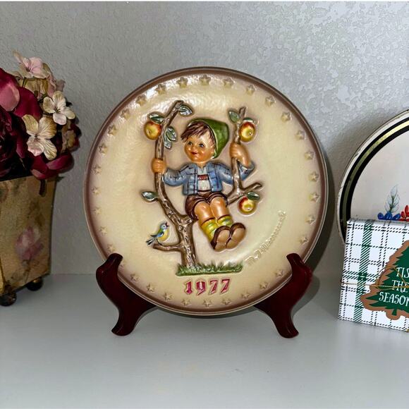 1977 Goebel M.J. Hummel Annual Collector Plate • Boy in Apple Tree - Picture 1 of 6